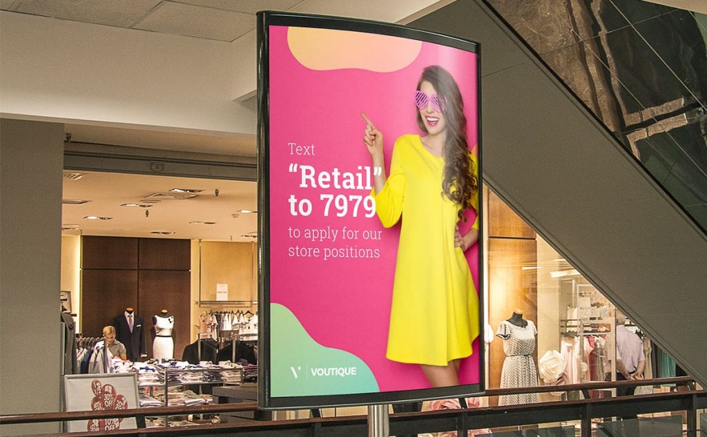 Die Fassade eines Einkaufszentrums mit einer Werbung, die erklärt, wie man sich per SMS für eine Position bewirbt.