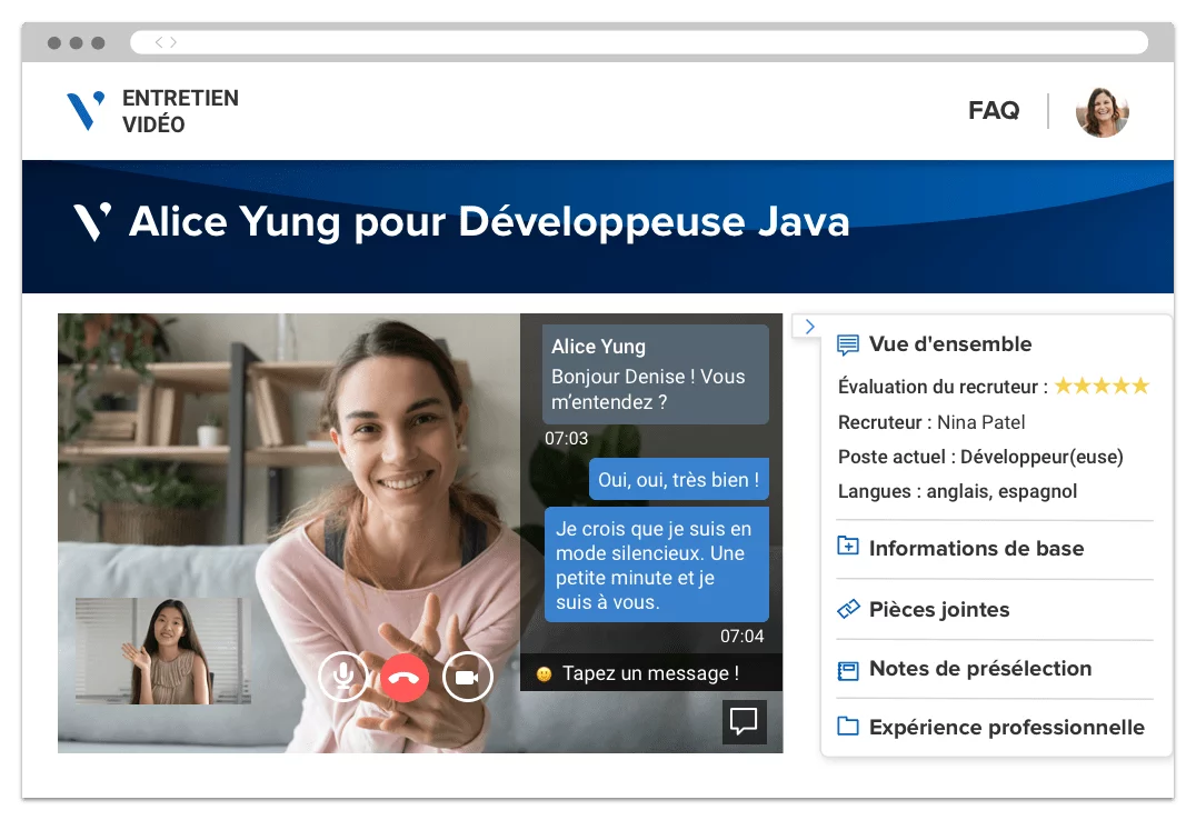 Salle de réunion pour un entretien en direct avec visioconférence en cours, fenêtre de chat et formulaire de feedback d’un recruteur.