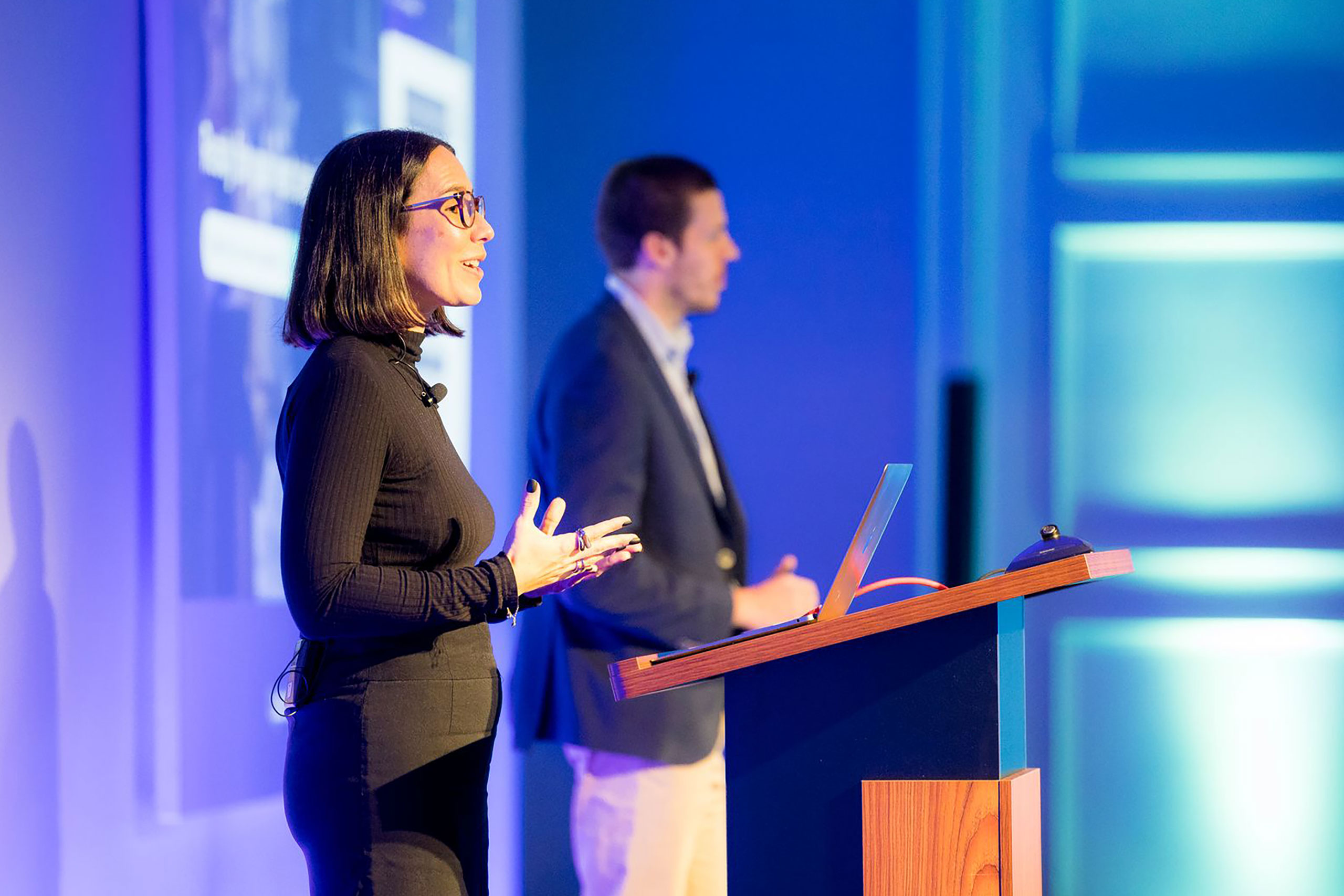 Carina Lacour, Principal Product Manager of AI chez Avature and Nicolás Bader, Product Marketing Director chez Avature, présentant la feuille de route de l’IA d’Avature lors de l’Avature Upfront US 2025