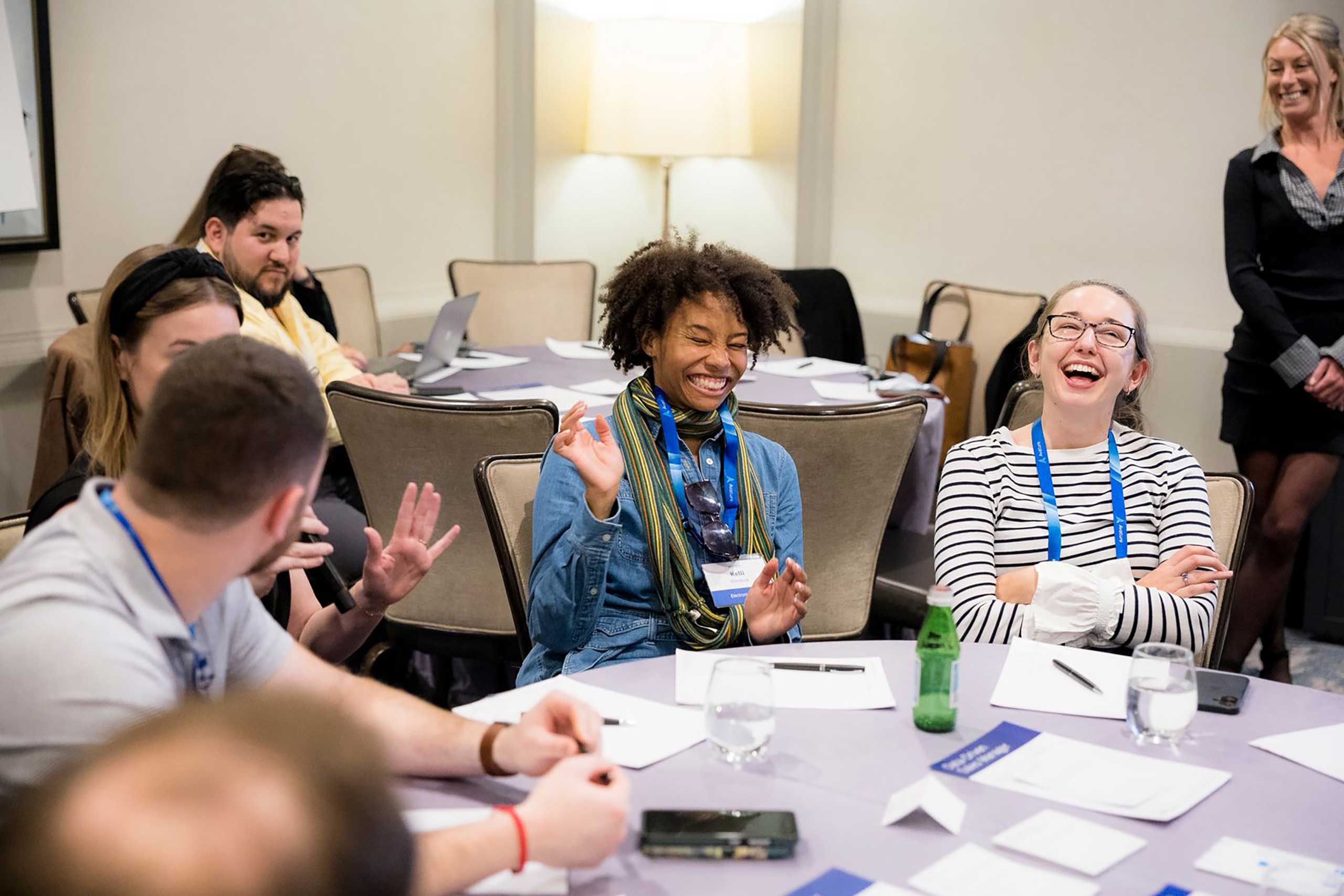 Des participants collaborant entre eux lors de l’atelier « Développer des stratégies basées sur les compétences pour générer un impact sur l’entreprise » lors de l’événement Avature Upfront 2025