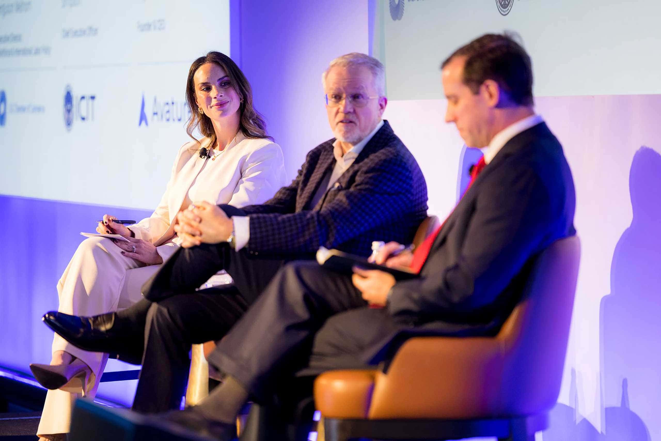 Stephanie Ferguson Melhorn, Executive Director of Workforce & International Labor Policy à la Chambre de commerce américaine, sur scène auprès de Dimitri Boylan, fondateur et CEO d’Avature, et de Cory Simpson, Chief Executive Officer chez ICIT, pour une discussion informelle lors de l’événement Avature Upfront US